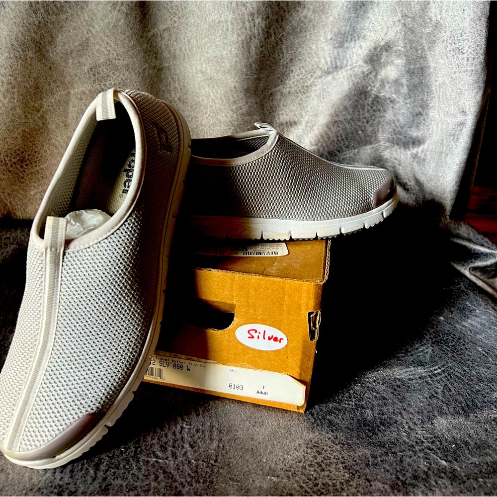 Propet travel walking shoe silver size 8